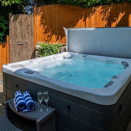 קולווין ביי The Coachhouse - Cottage With Private Hot Tub מראה חיצוני תמונה